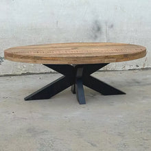 Charger l&#39;image dans la galerie, Cette table basse industrielle ovale a été fabriqué à partir de métal et bois de manguier. Mesures: 120 x 60 x 42 cm. Kukuu, boutique en ligne de meubles industriels, vintages et scandinaves. 
