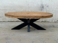 Charger l&#39;image dans la galerie, Cette table basse industrielle ovale a été fabriqué à partir de métal et bois de manguier. Mesures: 120 x 60 x 42 cm. Kukuu, boutique en ligne de meubles industriels, vintages et scandinaves. 

