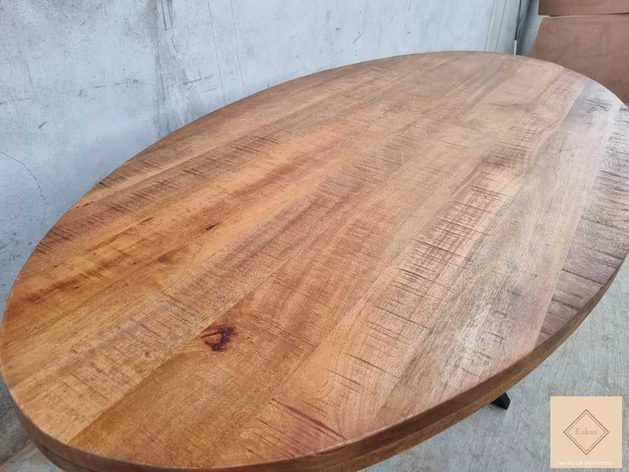 La table à manger ovale industrielle SYDNEY est disponible en 180, 200, 210, 220 et 240 cm. Celle-ci a été faite en bois massif de manguier et métal. Mesures: 240 x 100 x 78 cm. Livraison offerte en France métropolitaine et Belgique. Kukuu, boutique en ligne de mobilier style industriel.