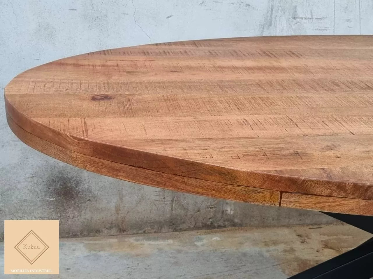 La table à manger ovale industrielle SYDNEY est disponible en 180, 200, 210, 220 et 240 cm. Celle-ci a été faite en bois massif de manguier et métal. Mesures: 240 x 100 x 78 cm. Livraison offerte en France métropolitaine et Belgique. Kukuu, boutique en ligne de mobilier style industriel.