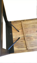 Charger l&#39;image dans la galerie, table bois massif Kukuu fabriquée à partir de métal et plateau en bois massif de manguier. Mesures: 160 x 90 x 75 cm. Kukuu, spécialiste en meubles industriels. 
