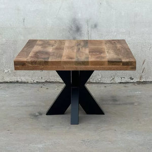 Cette table basse industrielle carrée été fabriquée à partir de métal et bois de manguier. Mesures: 70 x 70 x 45 cm. Kukuu, boutique en ligne de meubles industriels, vintages et scandinaves.
