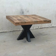 Charger l&#39;image dans la galerie, Cette table basse industrielle carrée été fabriquée à partir de métal et bois de manguier. Mesures: 70 x 70 x 45 cm. Kukuu, boutique en ligne de meubles industriels, vintages et scandinaves.
