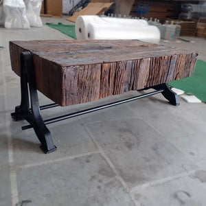 Table basse massive faite en bois ancien et fonte. Mesures: 120 x 60 x 48 cm. Kukuu, spécialiste en meubles industriels