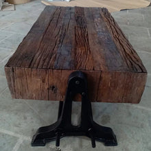 Charger l&#39;image dans la galerie, Table basse massive faite en bois ancien et fonte. Mesures: 120 x 60 x 48 cm. Kukuu, spécialiste en meubles industriels
