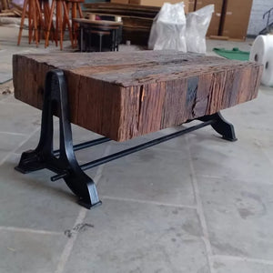 Table basse massive faite en bois ancien et fonte. Mesures: 120 x 60 x 48 cm. Kukuu, spécialiste en meubles industriels